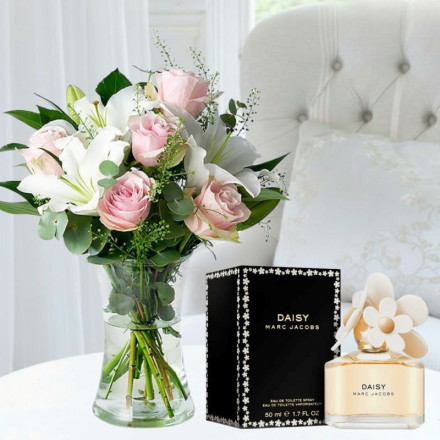 Simply Pink Rose & Lily, Vase & Daisy Eau de Toilette by Marc Jacobs (50ml)