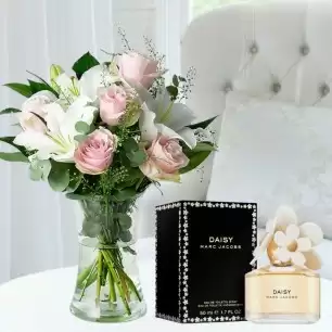 Simply Pink Rose & Lily, Vase & Daisy Eau de Toilette by Marc Jacobs (50ml)